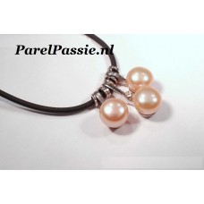 Ketting met 3 licht roze zoetwater parelhangers zwart ketting y..