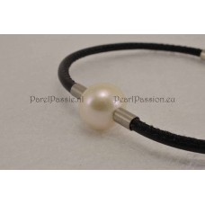 Moderne zwarte leer armband met witte zoetwaterparel 11mm