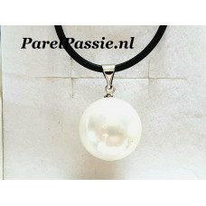 Shell parelhanger van 16 mm aan zwarte ketting gratis verzending   y+