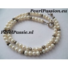 Parelkettingen prachtig luster glans occasion, met zilverkleurige slotjes 46cm  y