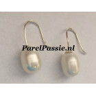 Pareloorbellen wit  hangende zoetwaterparels 7 x 10mm y