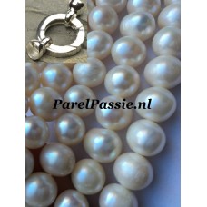 Verkocht Parelcollier * room kleurige parels met groot modern slot zilver  50cm