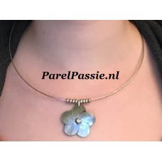 Tahiti parelhanger keshi aan choker spang grijze zoutwaterparel met bloem van oesterschelp  y