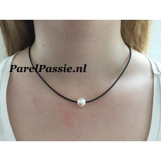 Rubberen ketting met room witte AAA zoetwaterparel 9mm 