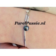 Zilveren armband met zwarte Akoya parel spang draad