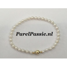 Fijne * parelarmband wit 4mm maatservice 6mm gouden bolslotje JKa ..