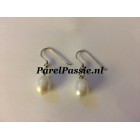 Pareloorbellen wit  hangende zoetwaterparels 7 x 10mm y