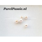 Top kwaliteit zoetwaterparel kleine parel ca. 4mm - 4.5mm  AAA+ rond wit, half geboord 1 st.